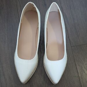 Women's Pointed Toe shoe in White with Gold Trim, Small Wedge